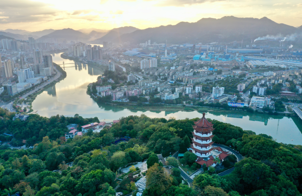 福建之声，向听众朋友们问好